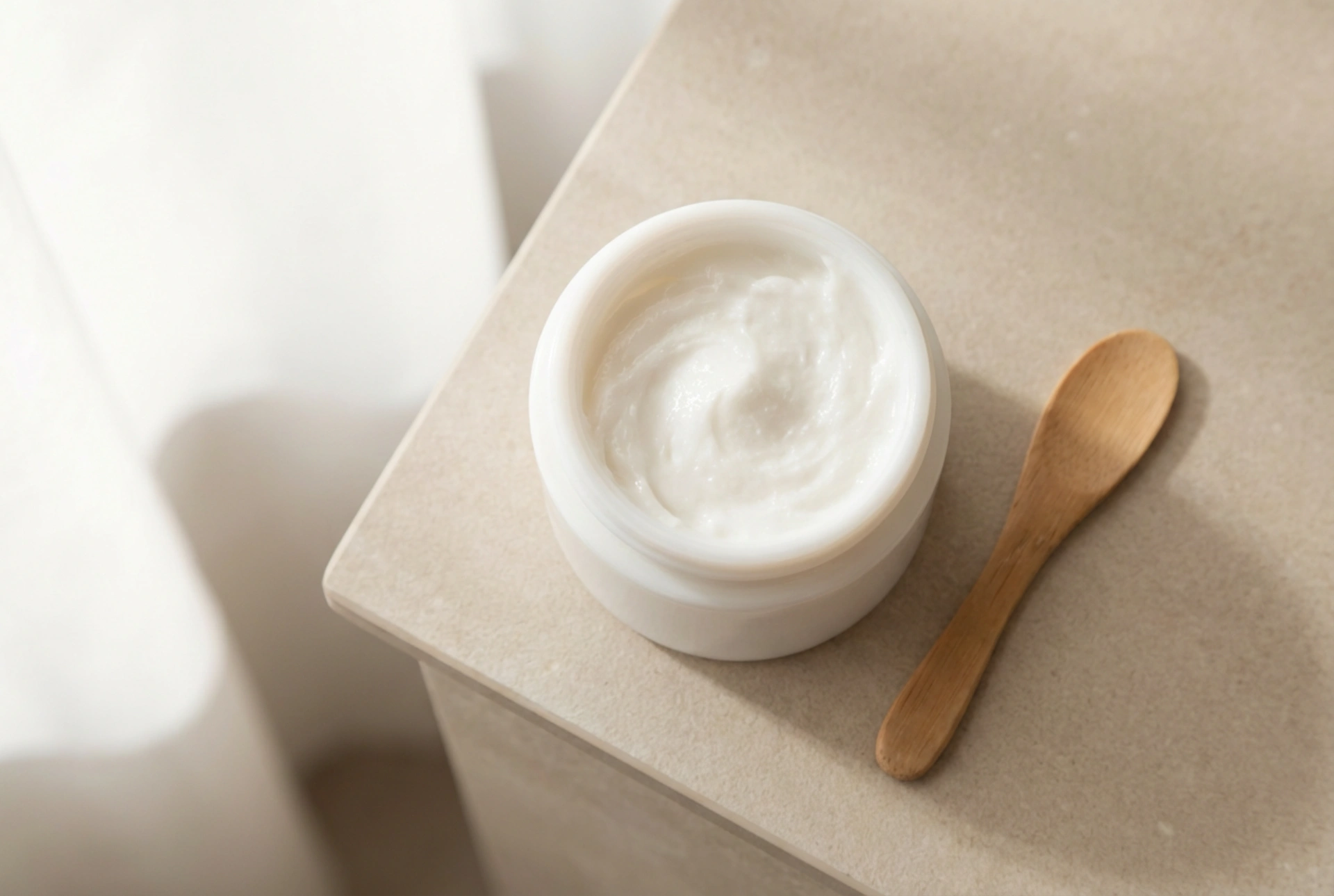 Fuktgivande kräm mot rynkor: hur du väljer och använder den dagligen