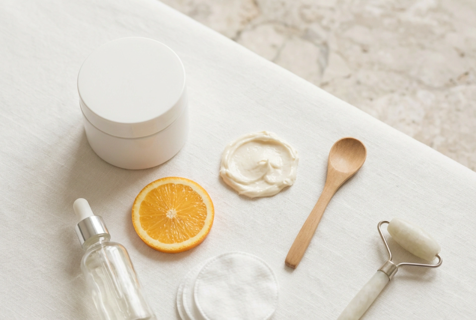 Ansiktsmask med C-vitamin: Hur du använder den och vad du kan kombinera med i din hudvård