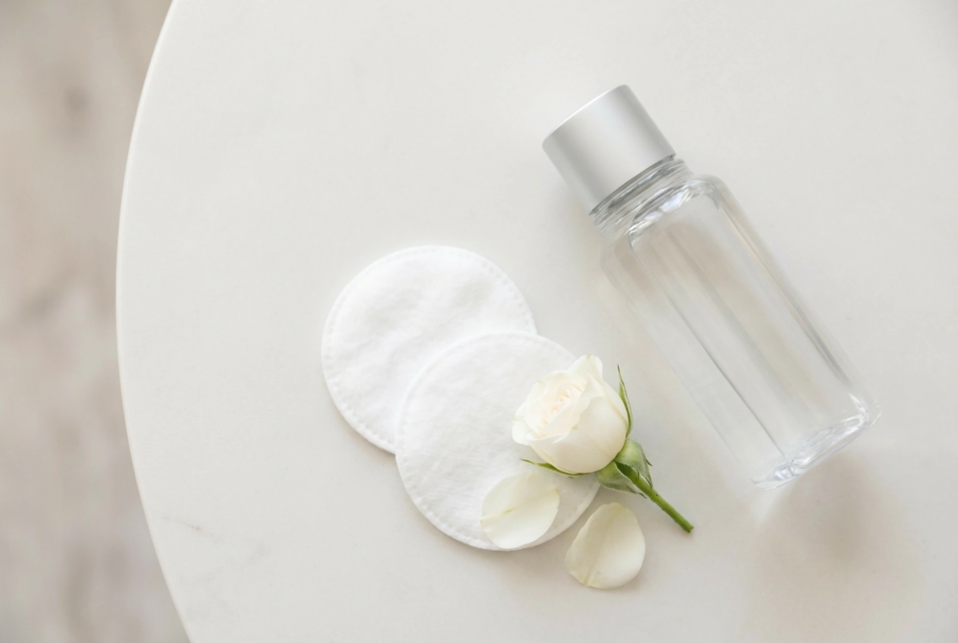 Ögonmakeupborttagare för mycket känsliga ögon: hur man väljer och använder