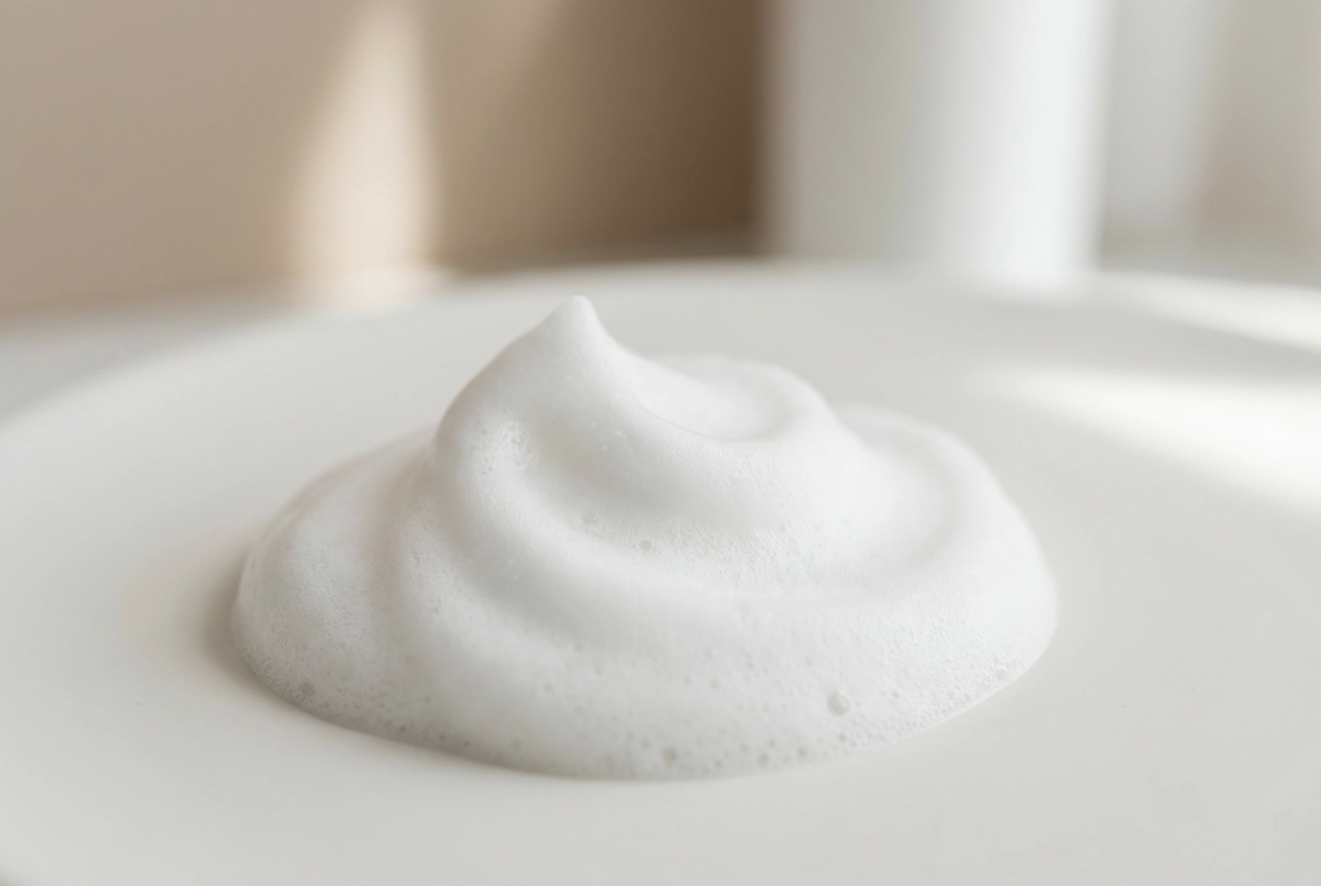 Rengöringsskum för ansiktet: när är det värt att använda och hur man gör det