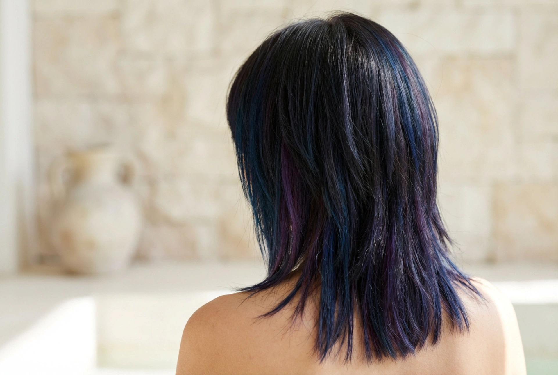 Emo-frisyr för kvinnor: uppklippt hår, styling och färgskötsel