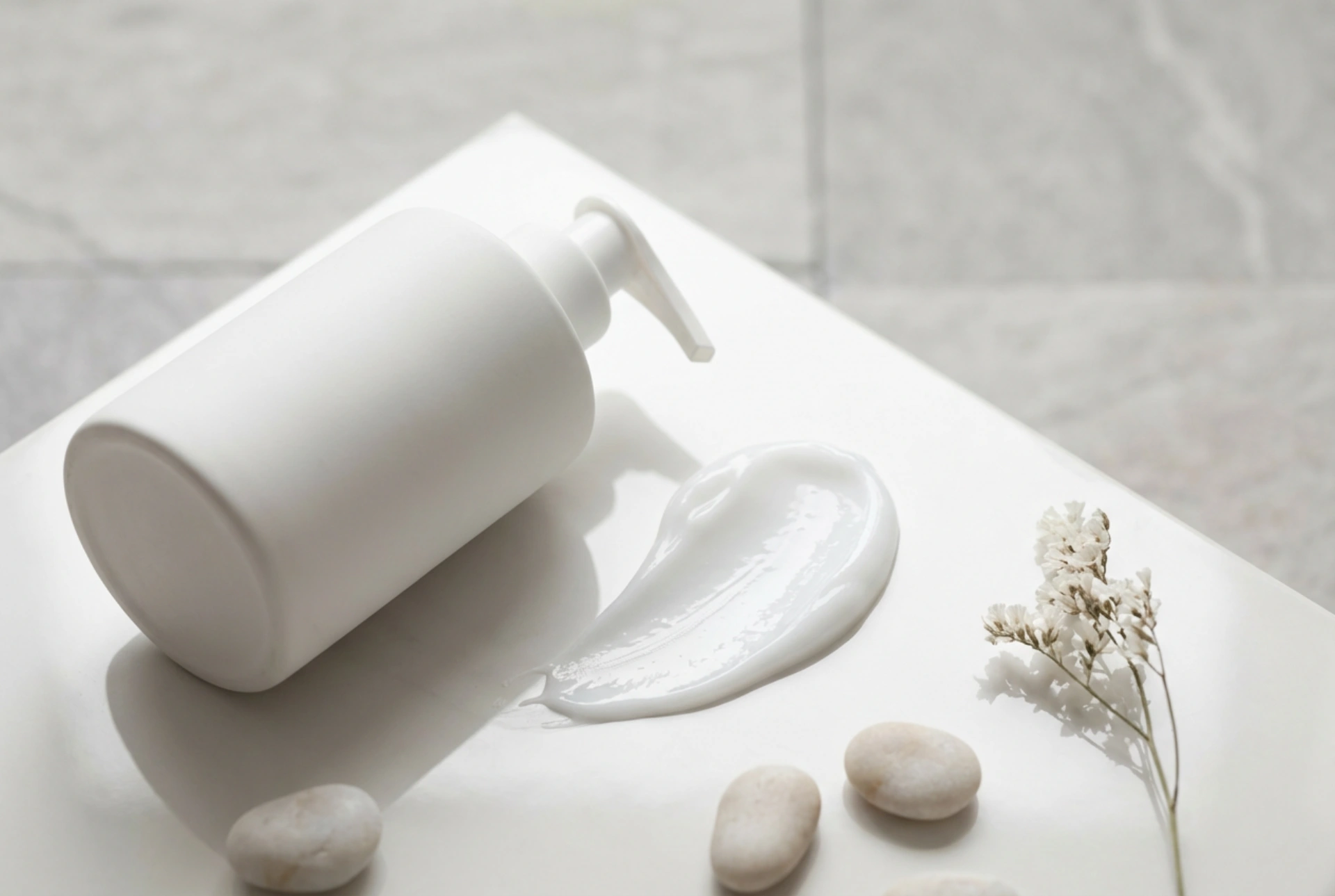 Hur man väljer en återfuktande kräm för hud med tendens till orenheter