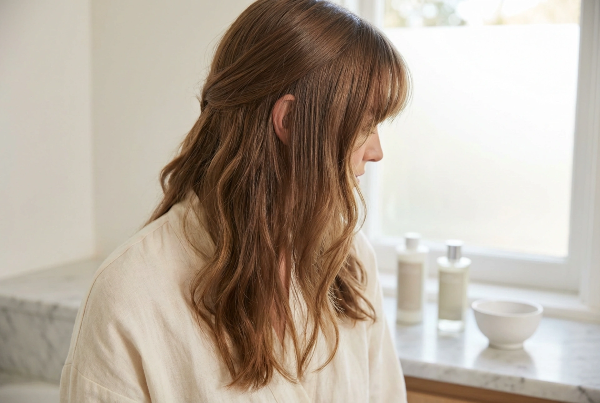 Långt hår med lugg: Hur du kombinerar bena, vågor och slät styling