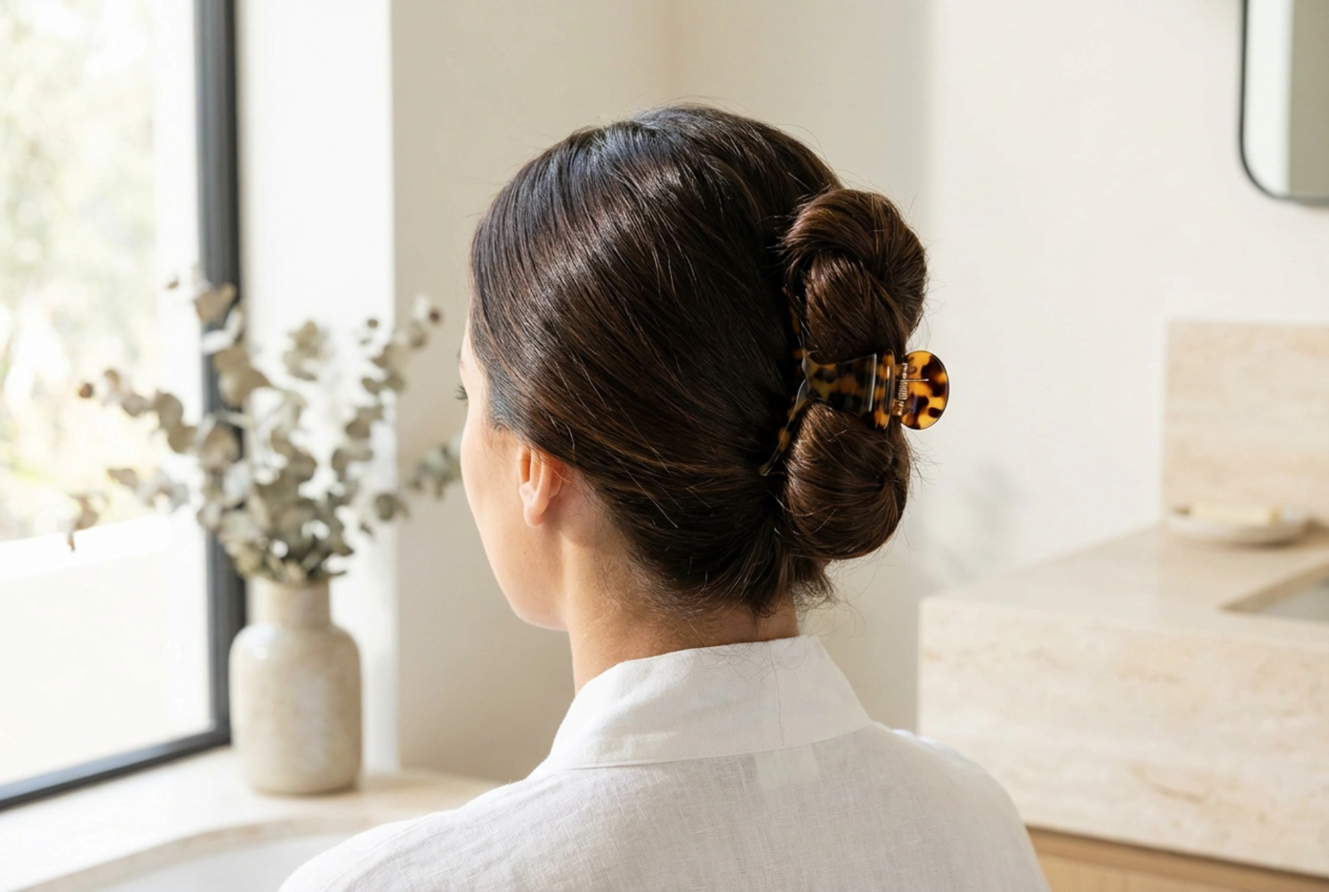 Frisyrer med hårklämma: vardagsuppsättningar och kvällsvarianter