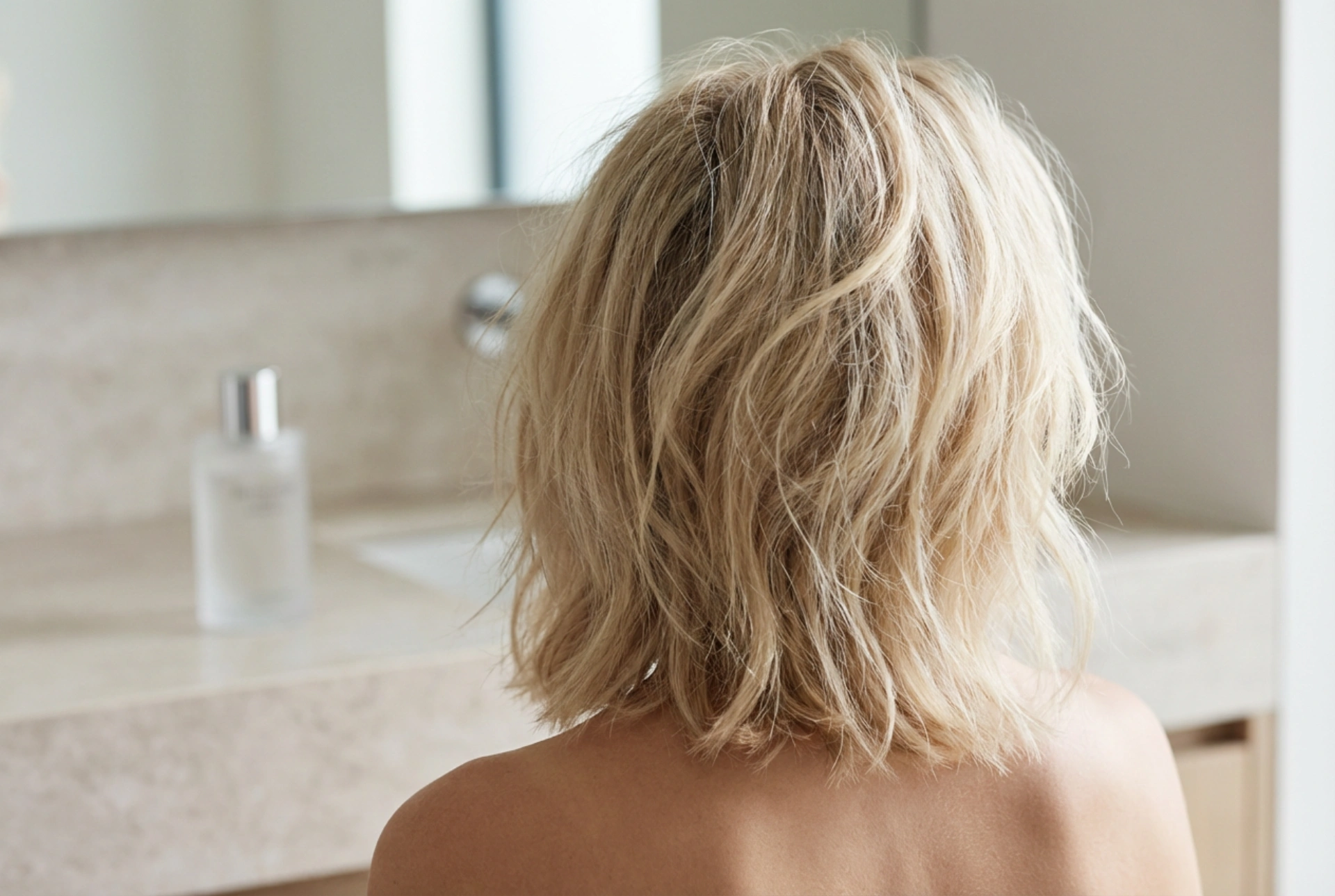 Halvlånga frisyrer med attityd: textur, lyft vid rötterna och stadga