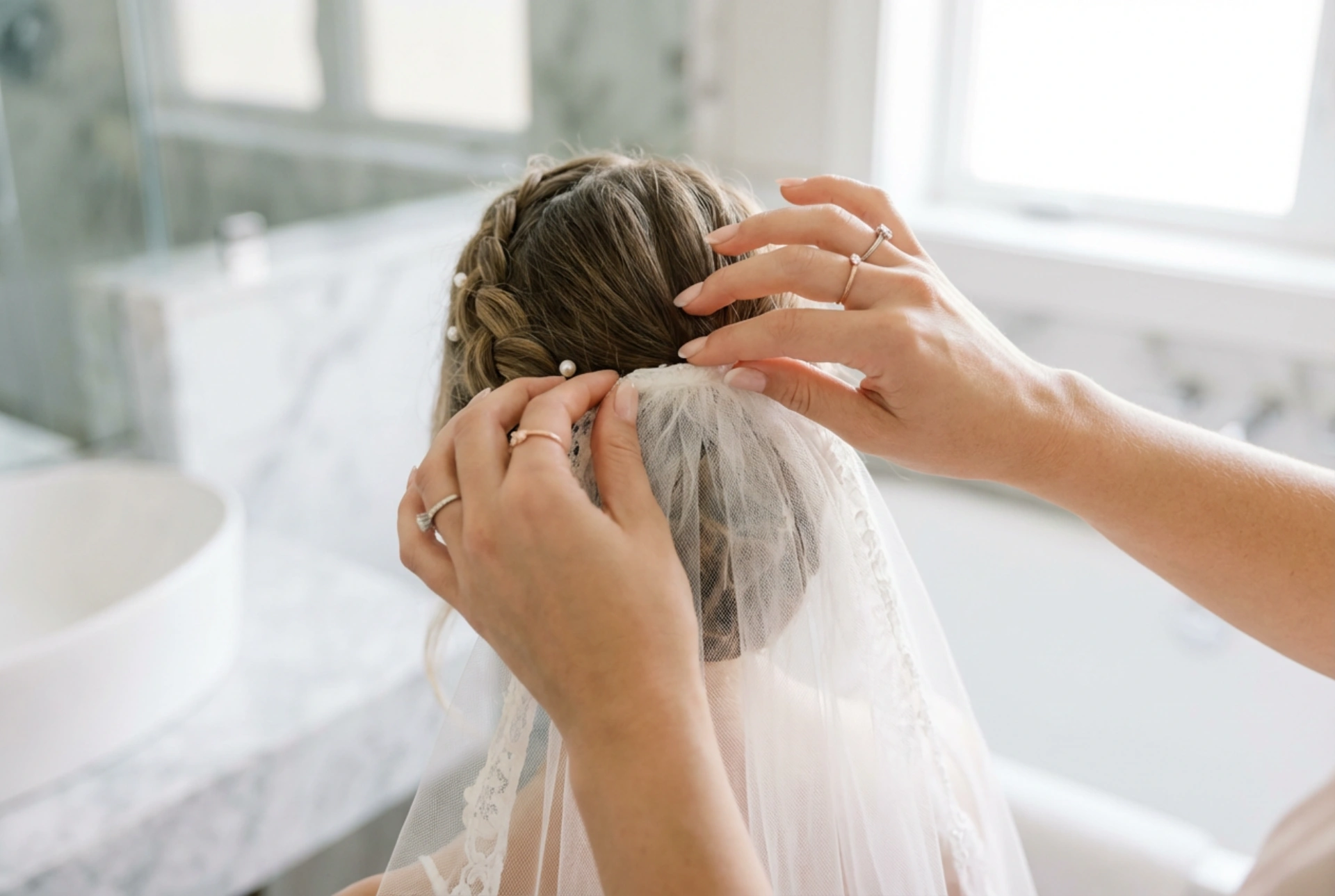 Bröllopsfrisyrer med slöja: hur man fäster och stylar den för att hålla hela natten