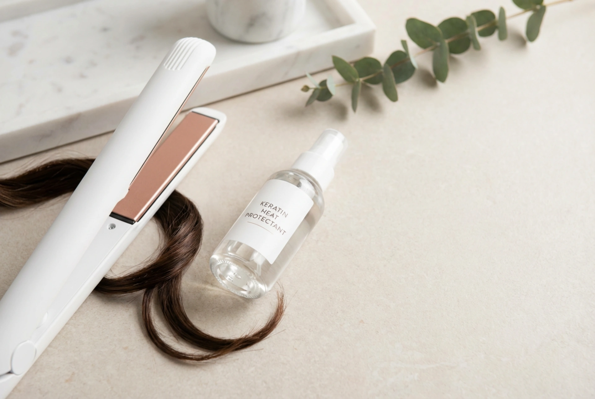 Plattång med jonisering och keratin: val av inställningar och skydd för håret