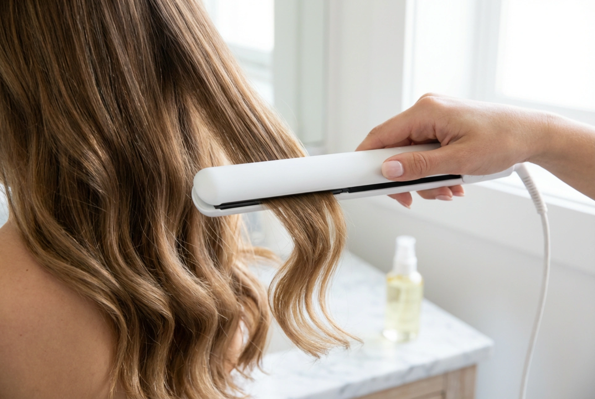 Locka håret med plattång: snabbt, utan veck och med glans