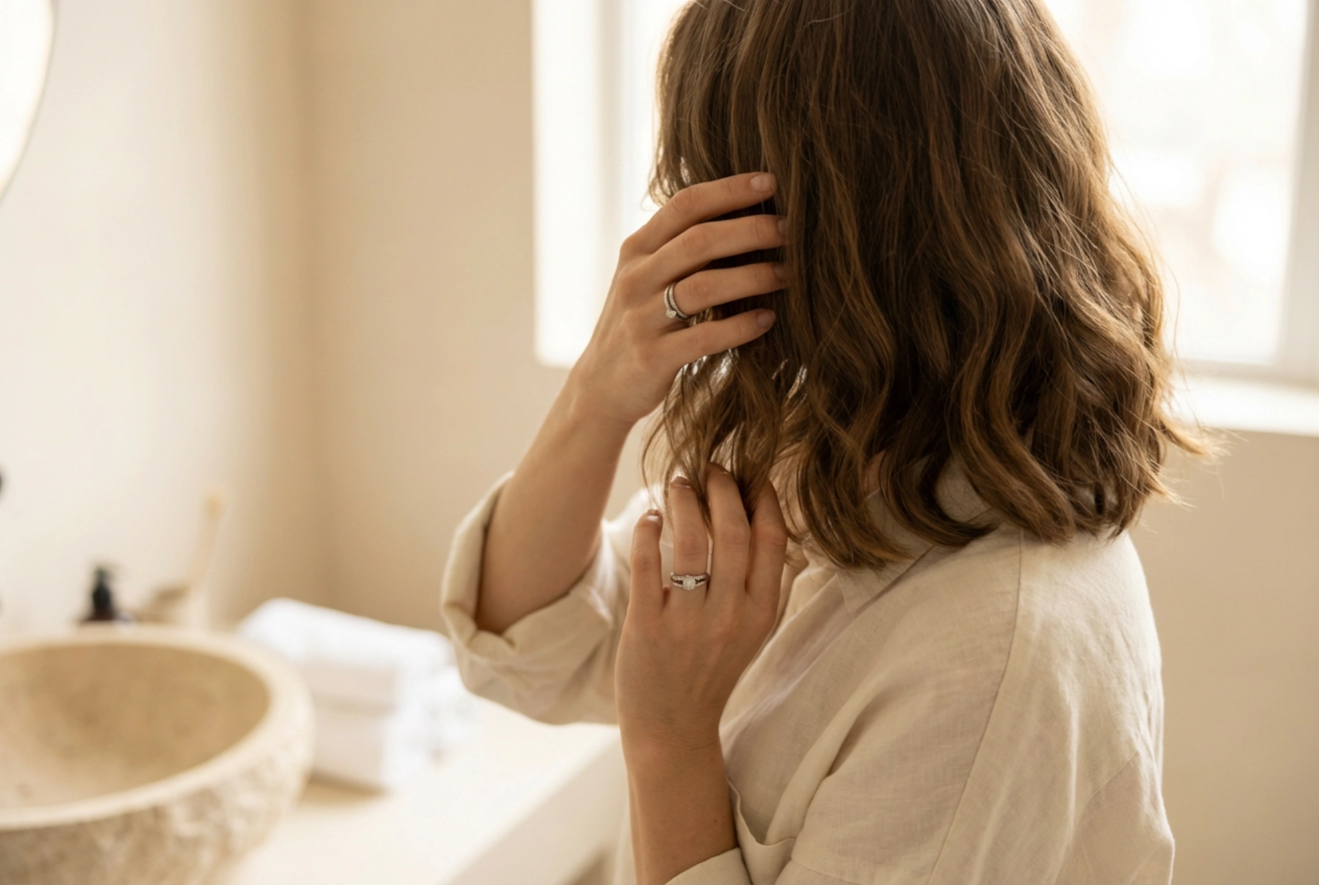 Lätta vågor i axellångt hår: Hur man uppnår en naturlig effekt