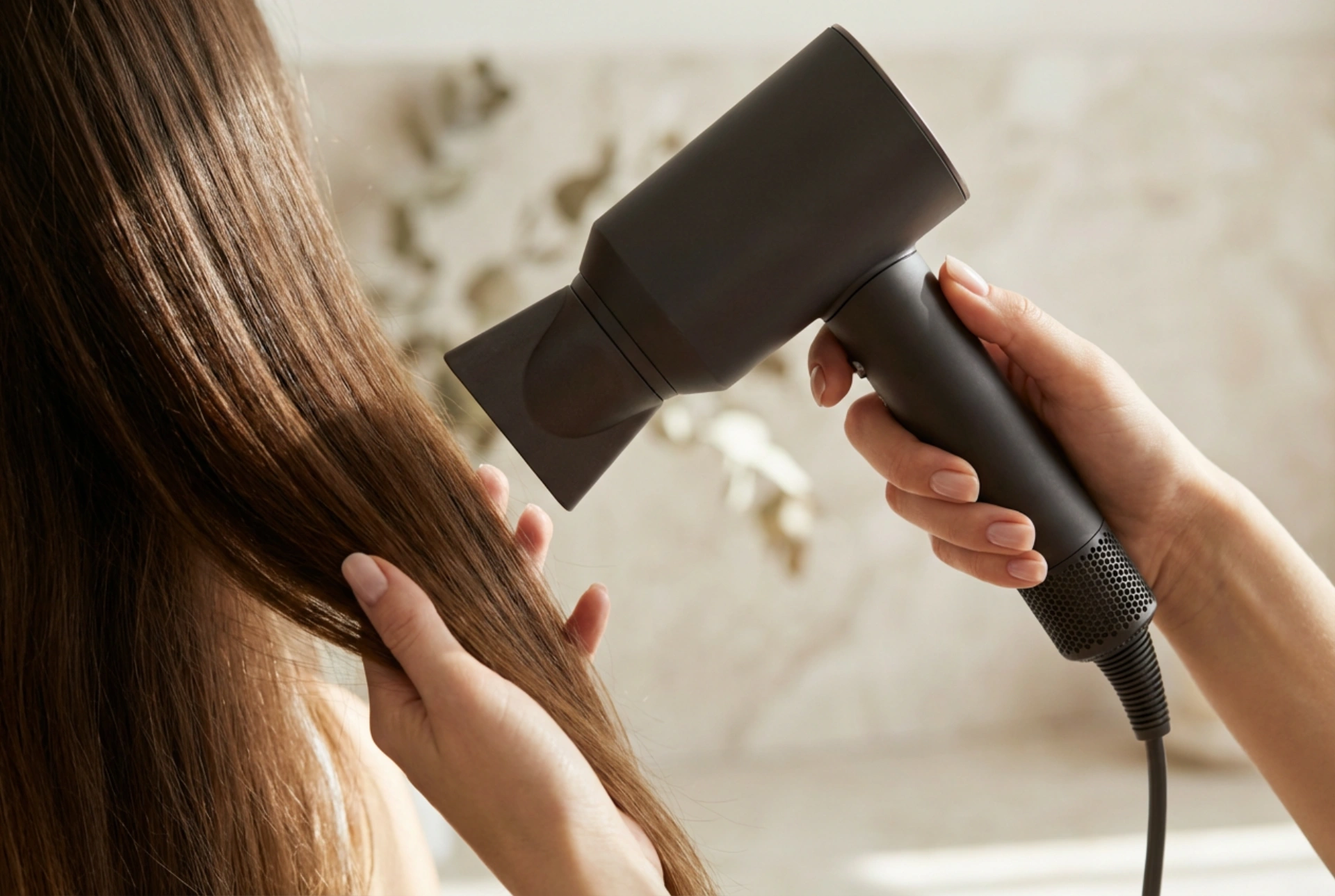 Hårtork 2000 W: hur man väljer temperatur och lufthastighet för din hårtyp