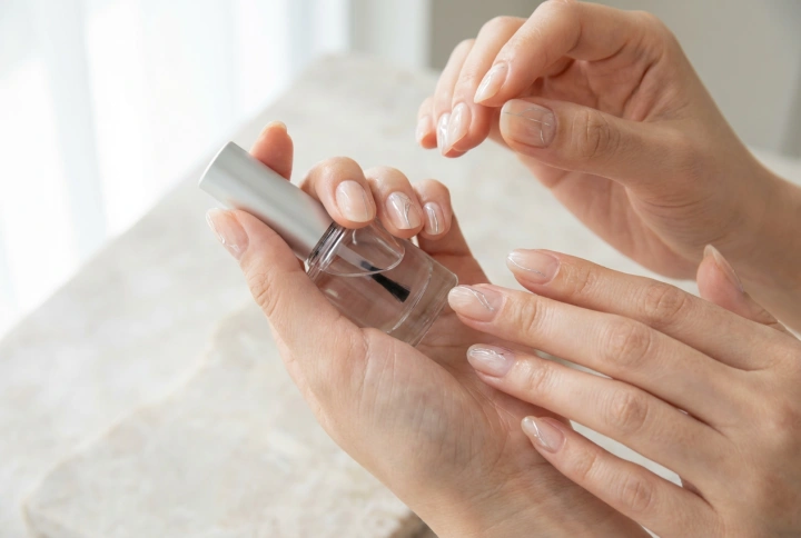 Nageldekorationer: appliceringstekniker och hållbart skydd med topplack
