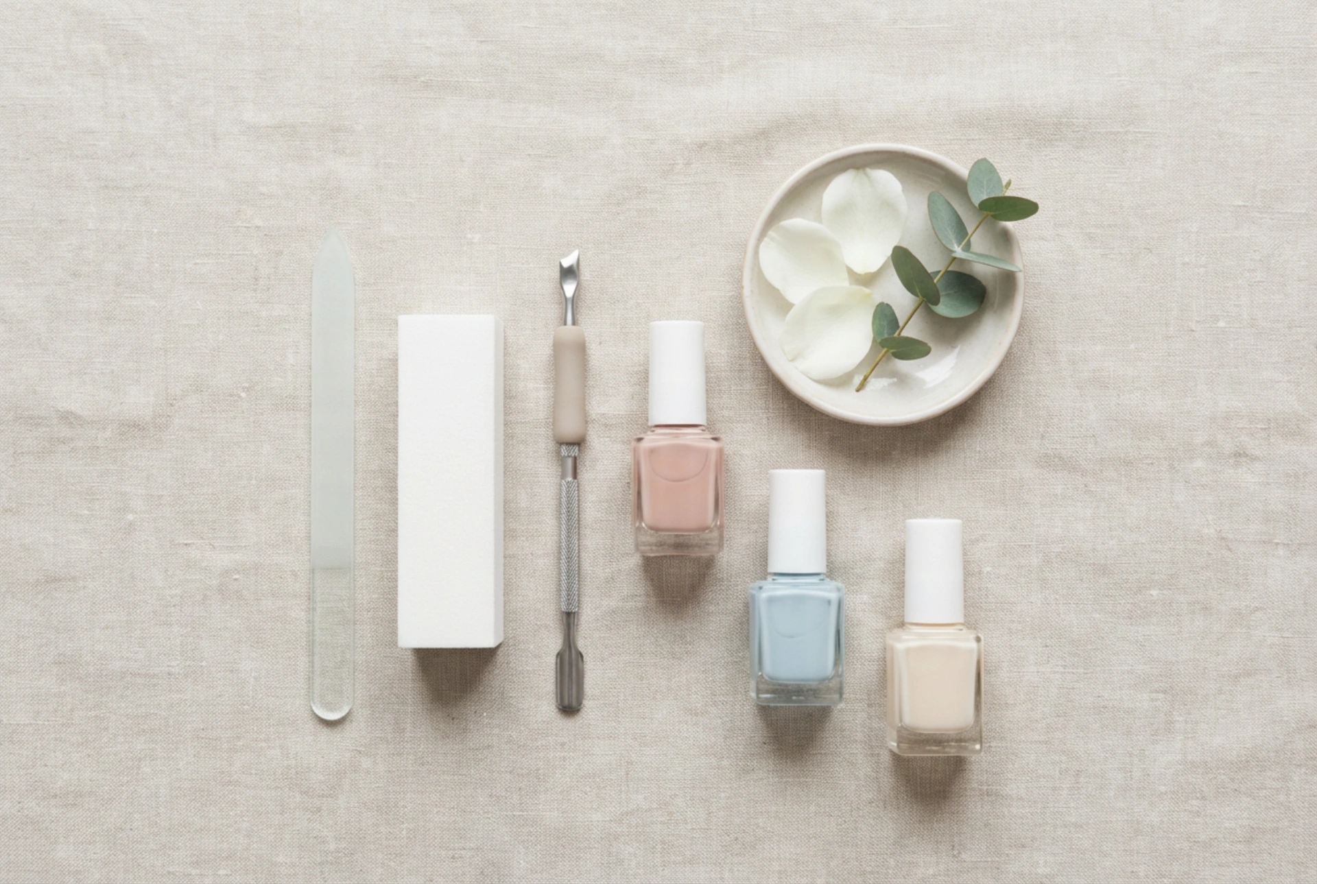 Nageltillbehör: En lista över nödvändigheter och praktiska tips