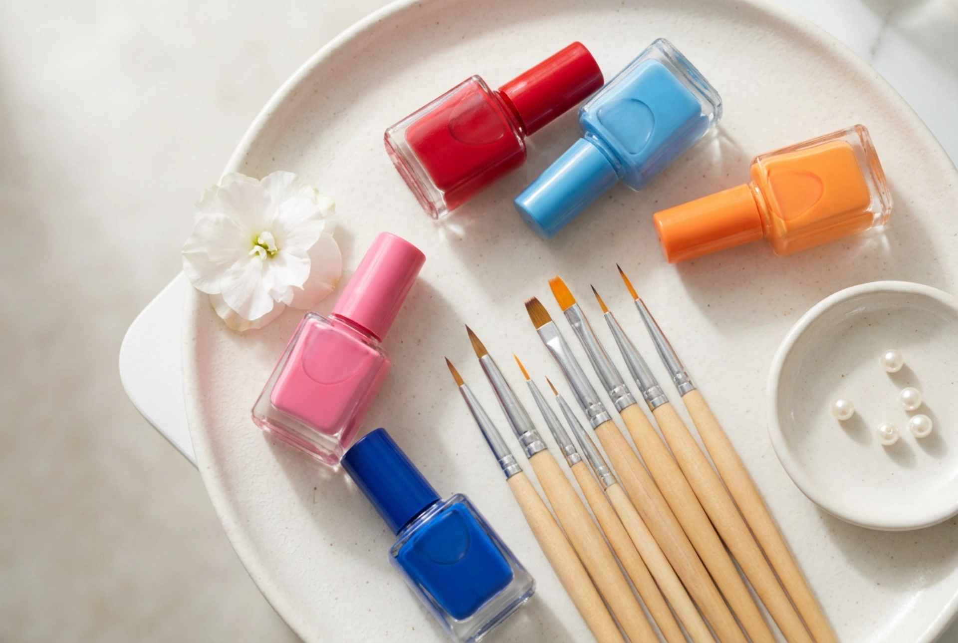 Nagellack för nagelkonst: typer, penslar och appliceringstekniker