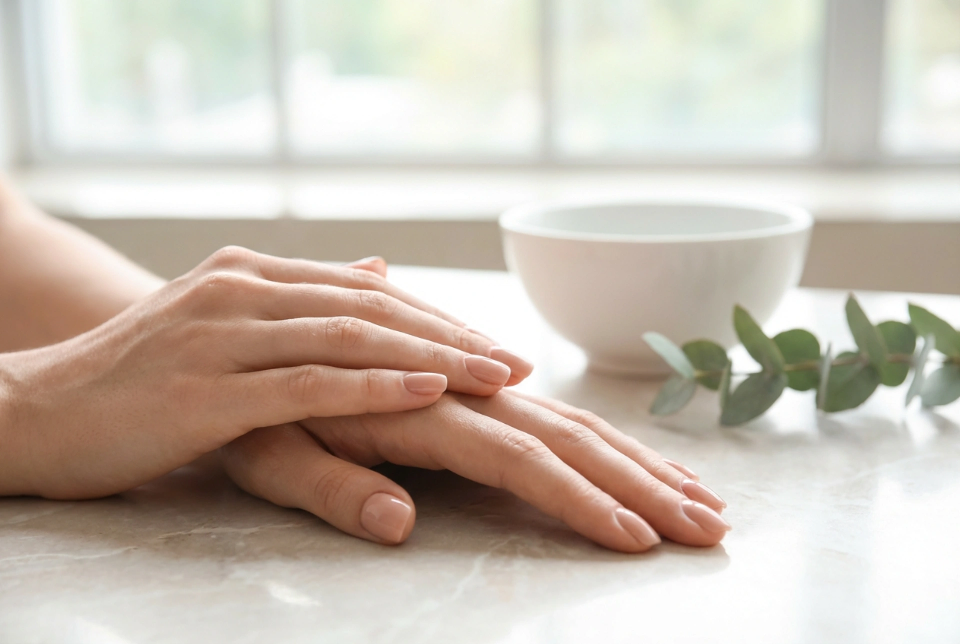 Naturliga hybridnaglar: tunn applicering, nude-färger och glans