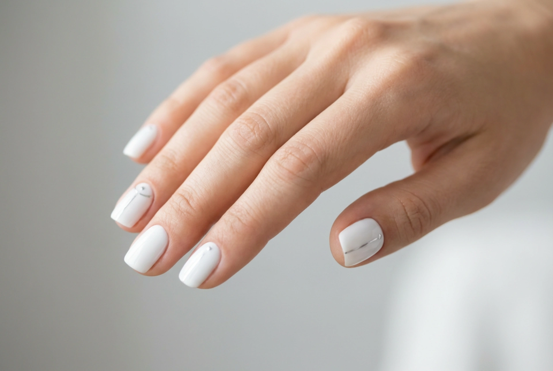 Dekorationer på vita naglar: Hur man lägger till accenter med måtta