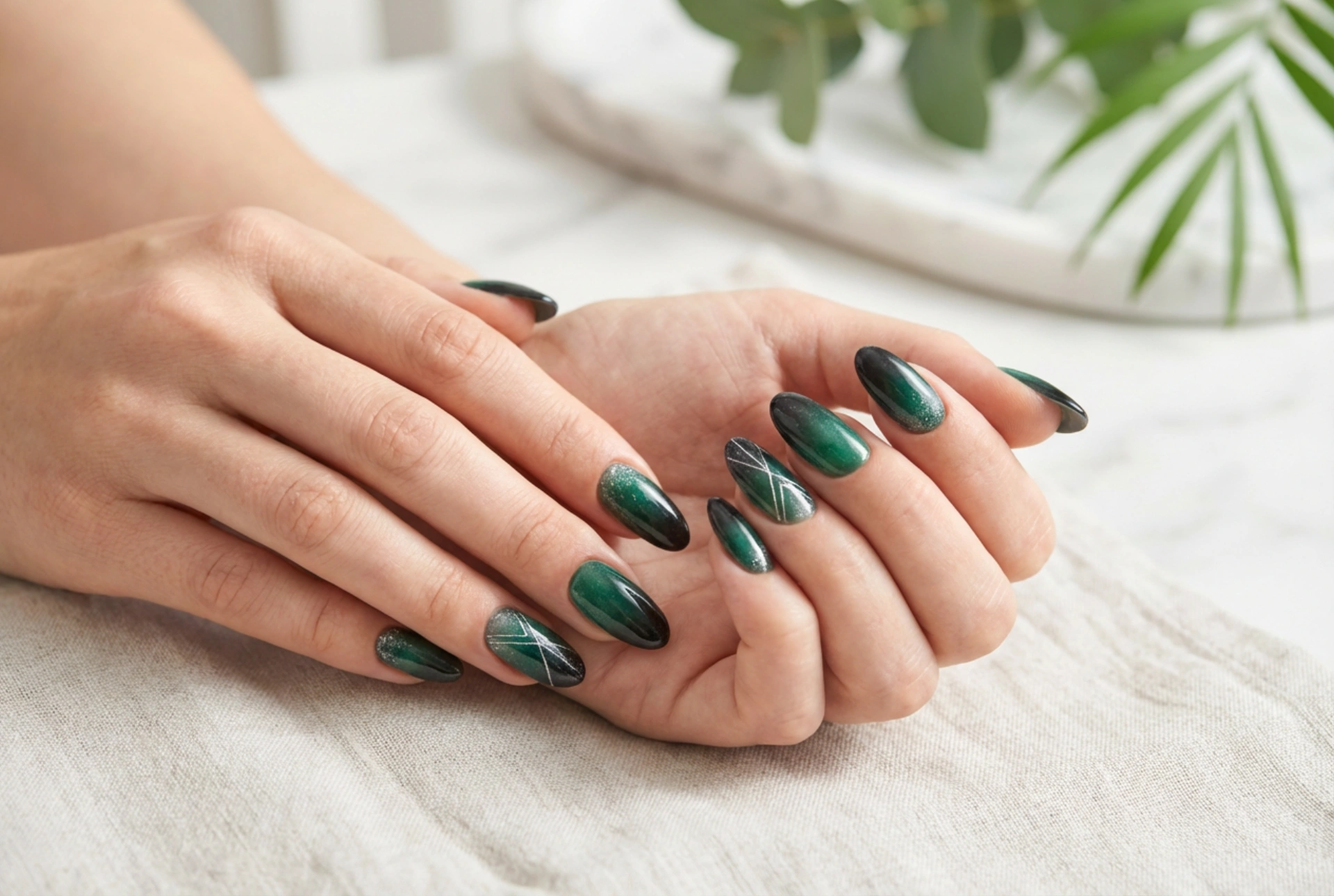Svartgröna naglar: Smokey Ombre, Glasdamm och Geometriska Linjer