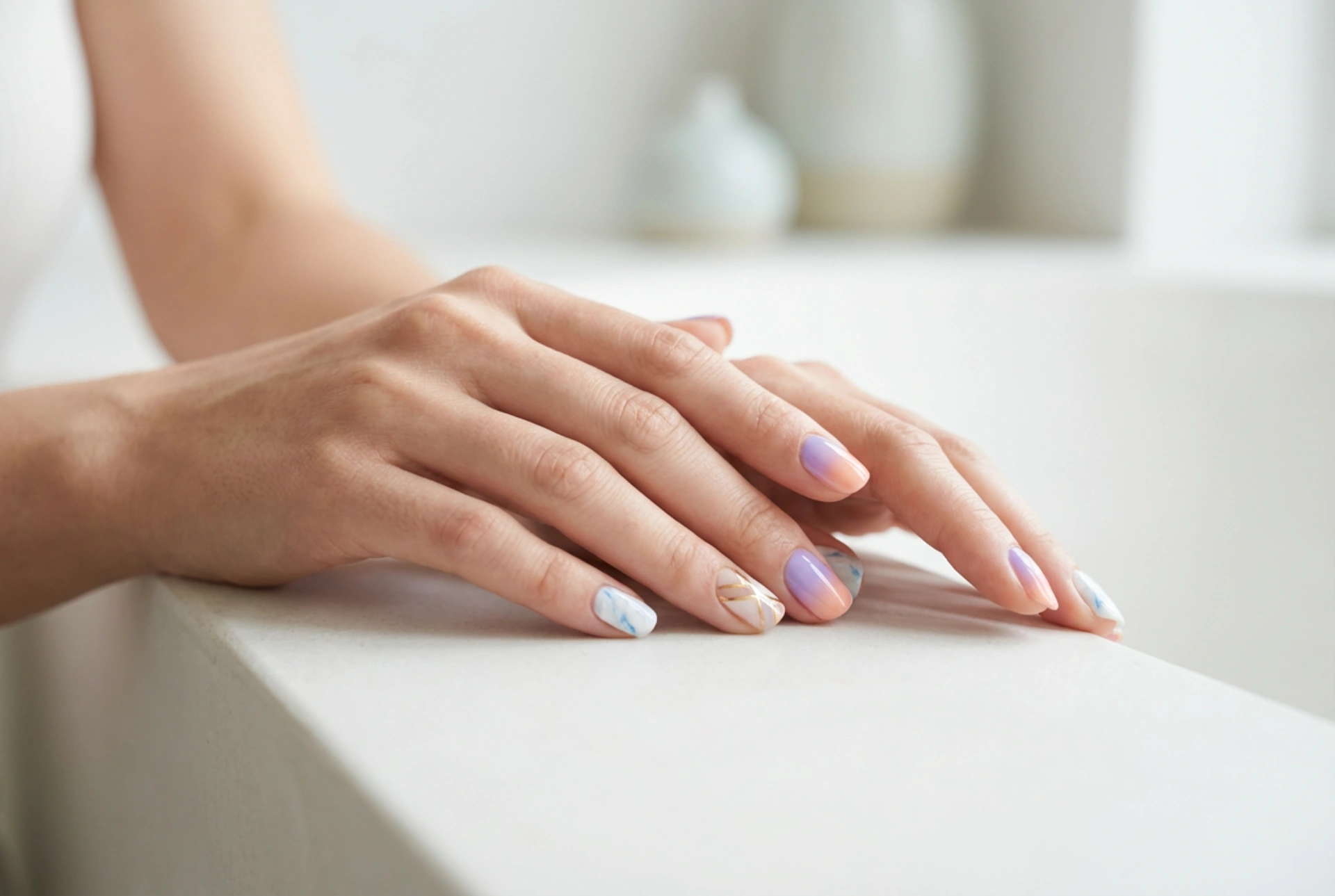 Färgglada gelénaglar: tre sätt att kombinera färger och dekorationer