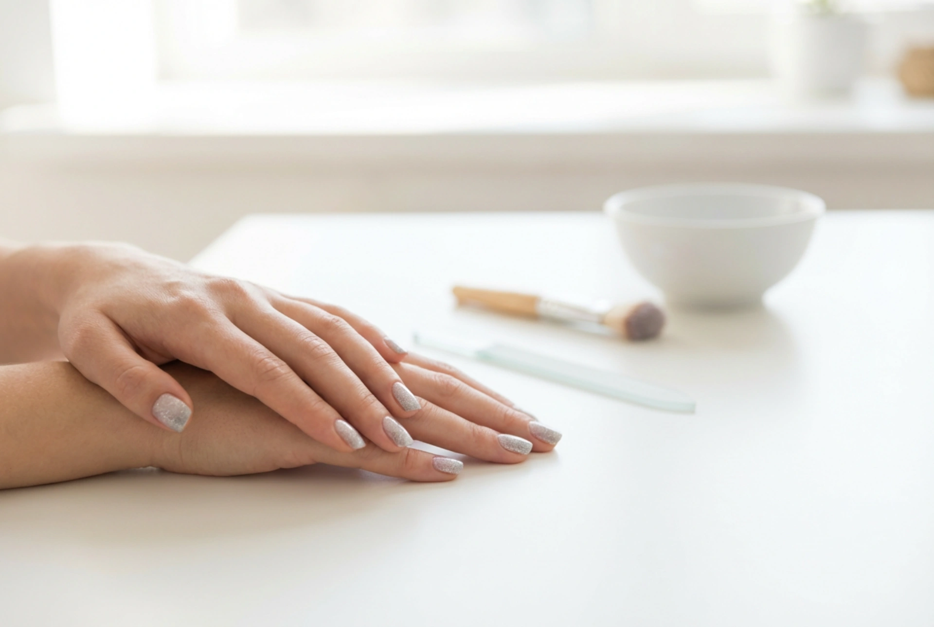 Glittriga naglar utan kladd: applicering, gradient och borttagning