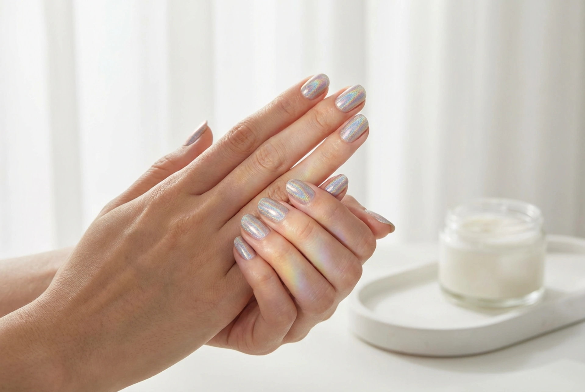 Holografiskt nagellack: hur man får fram effekten och undviker ränder