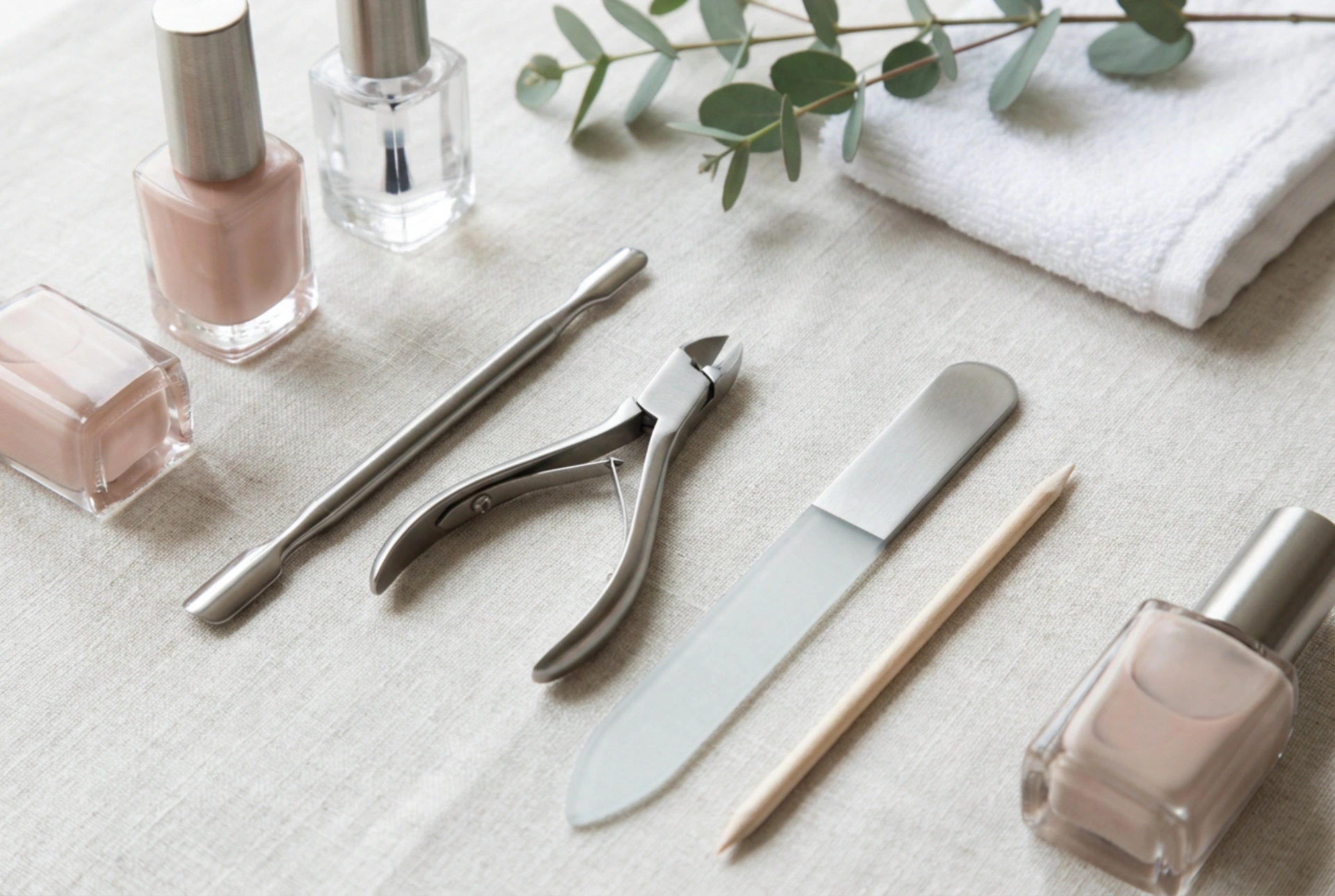 Professionellt nagelkit: vad som skiljer det från ett startkit och hur man använder det