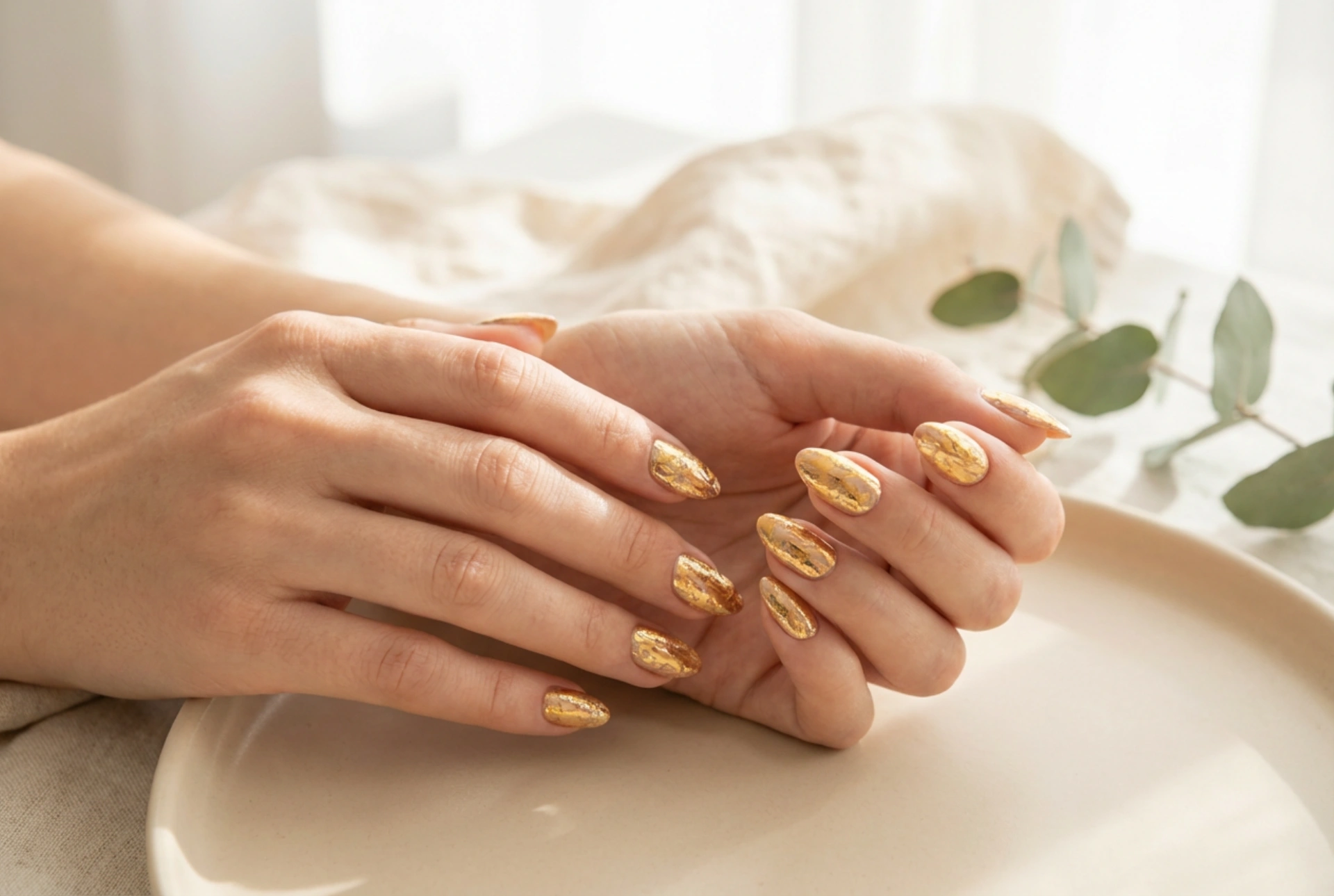 Guldiga nagelklistermärken: effektfull applicering och hur man undviker att de lossnar