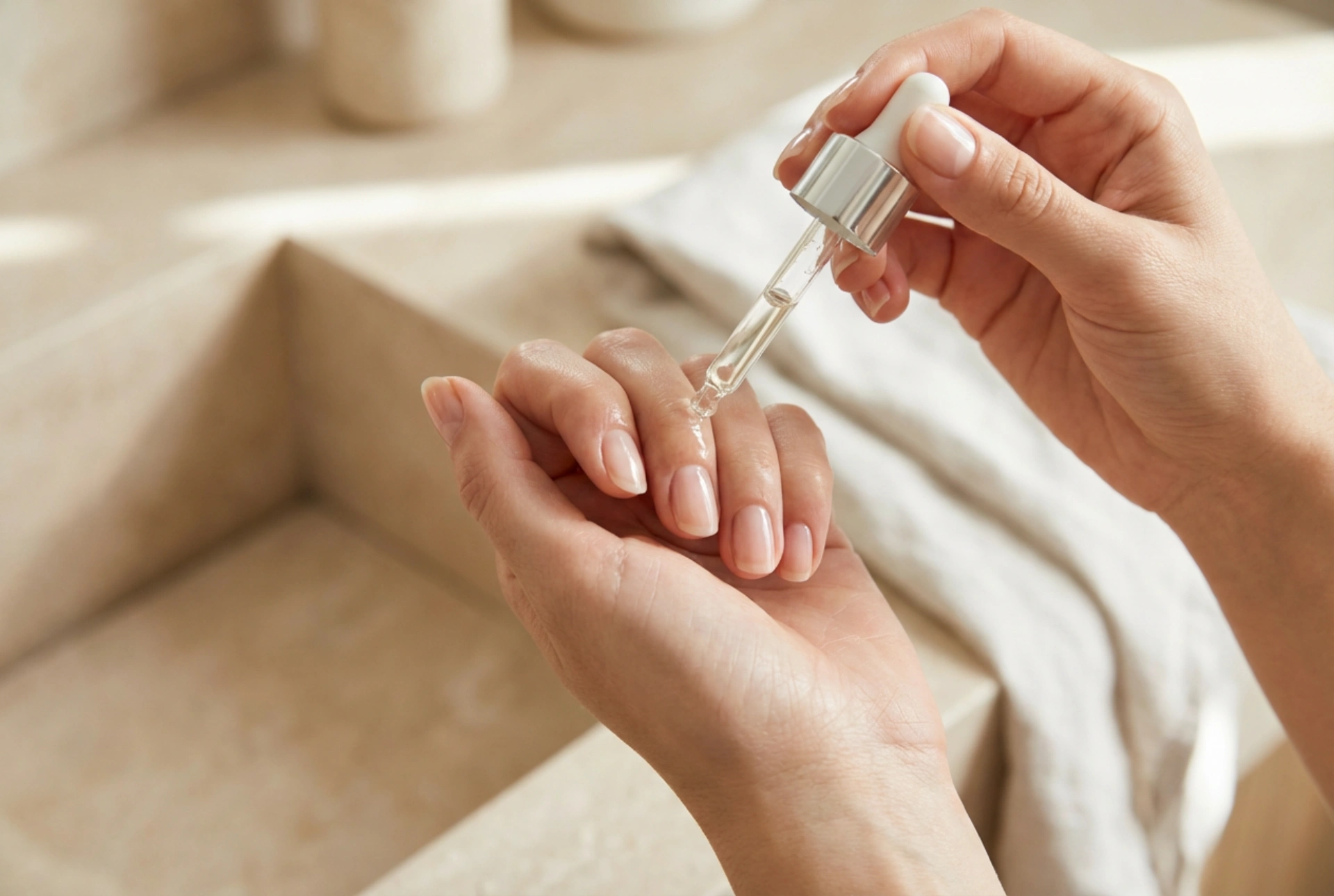 Sköra naglar: dagligt skydd, filning och näring för nagelplattan