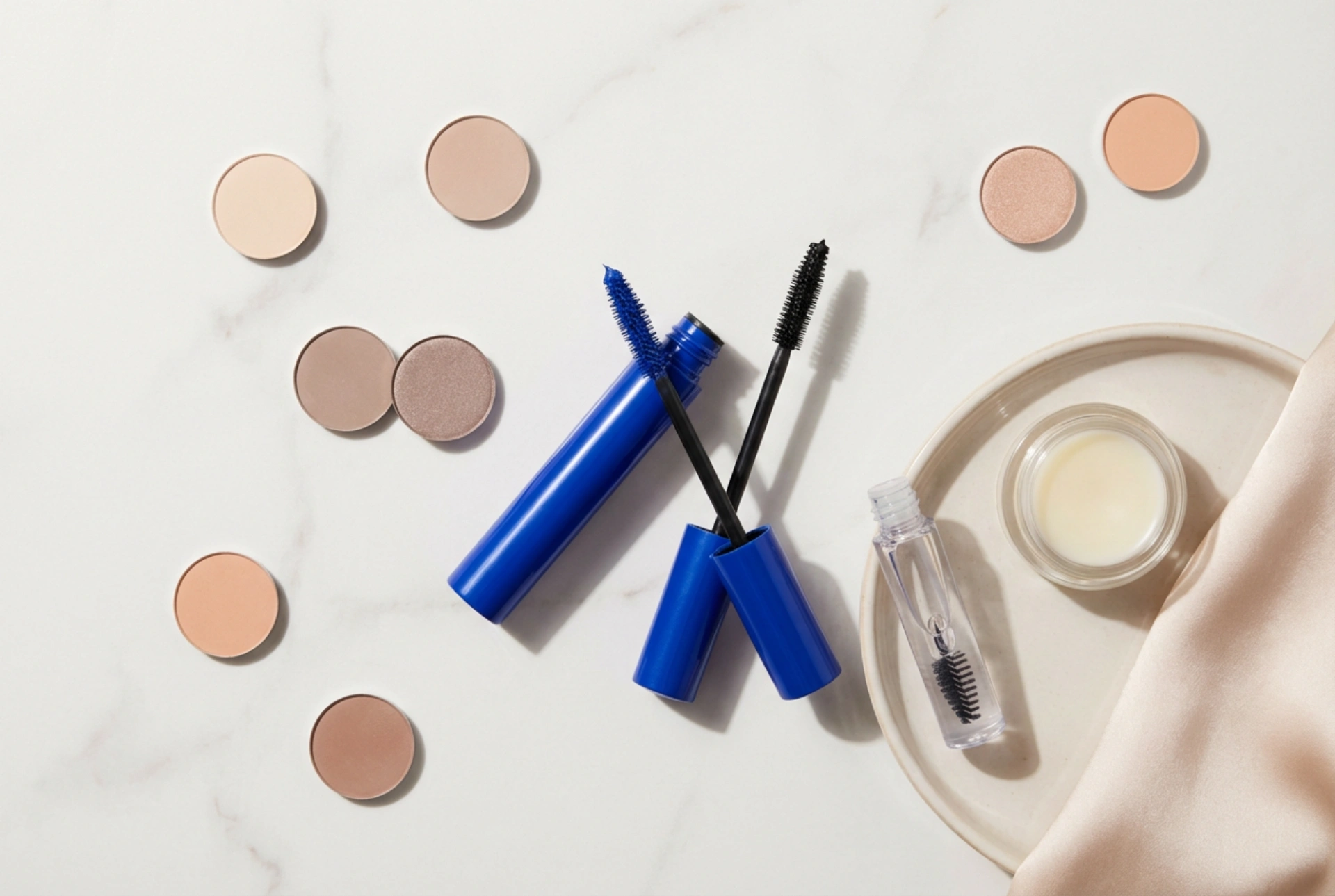 Blå mascara i praktiken: hur man kombinerar och framhäver blicken