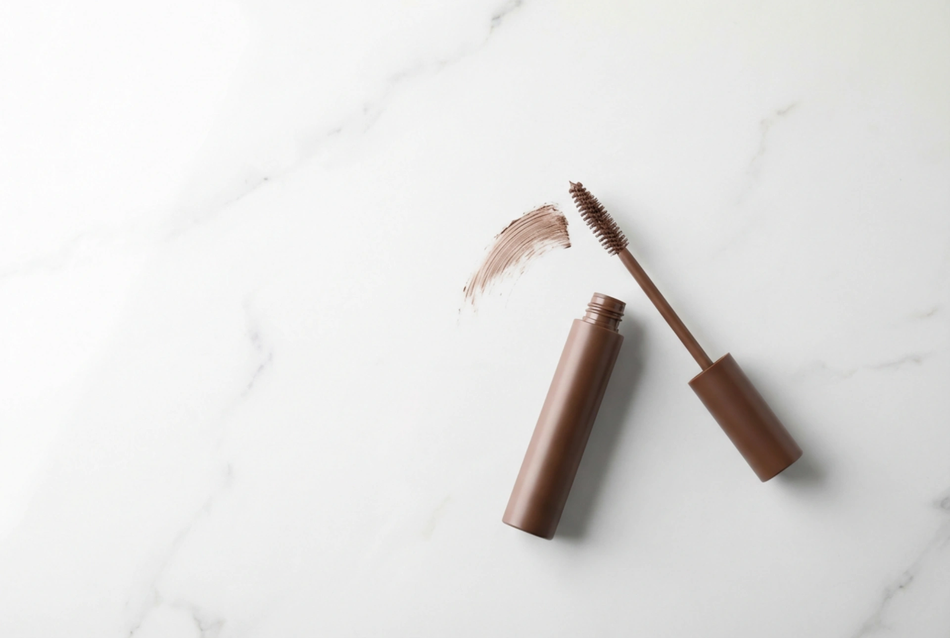 Brun mascara: naturlig definition för en mjukare blick