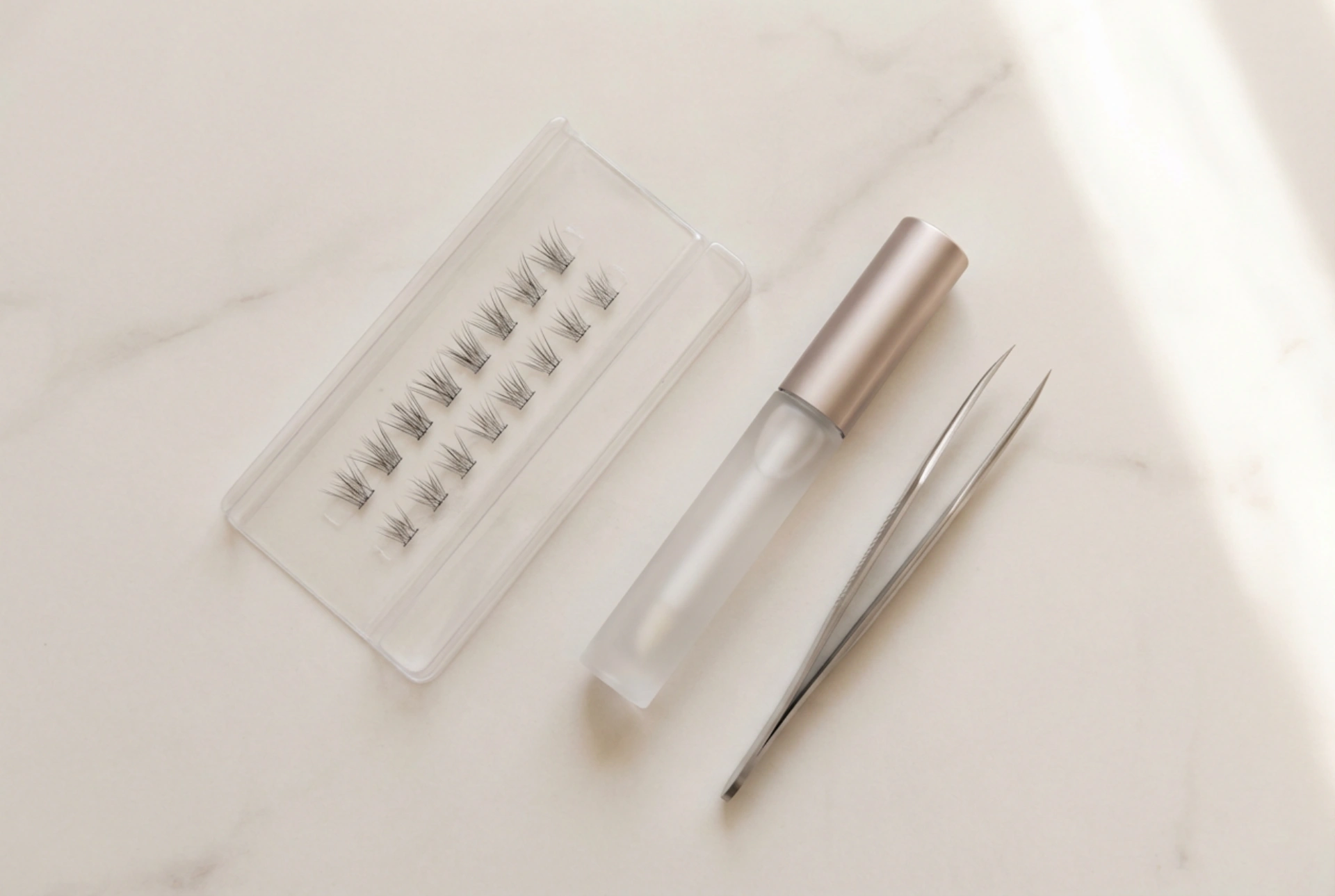 Färdiga ögonfranskluster: teknik och lim för en vecka eller en kväll