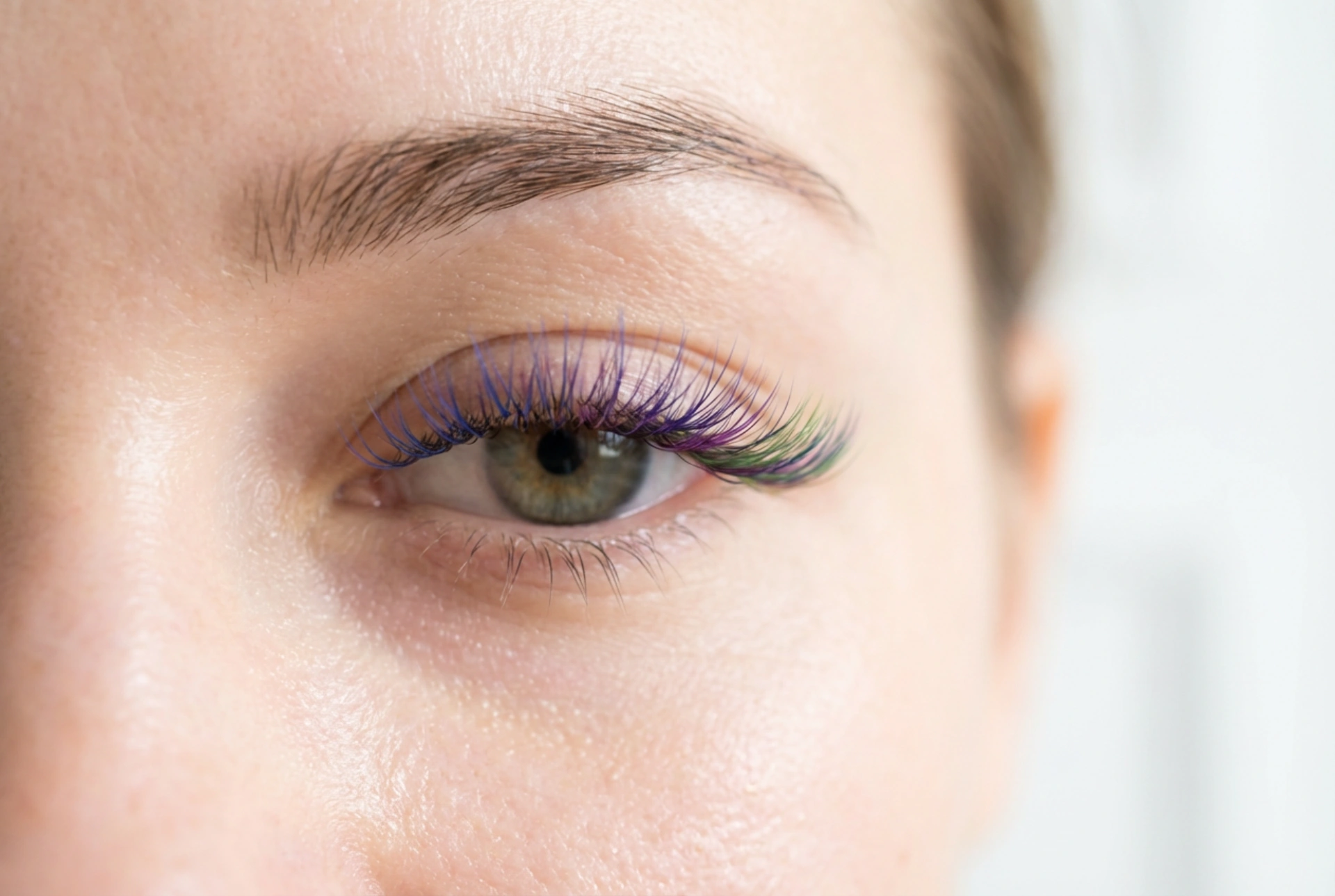 Färgade franskluster: accenter i yttre ögonvrån och en ombre-effekt