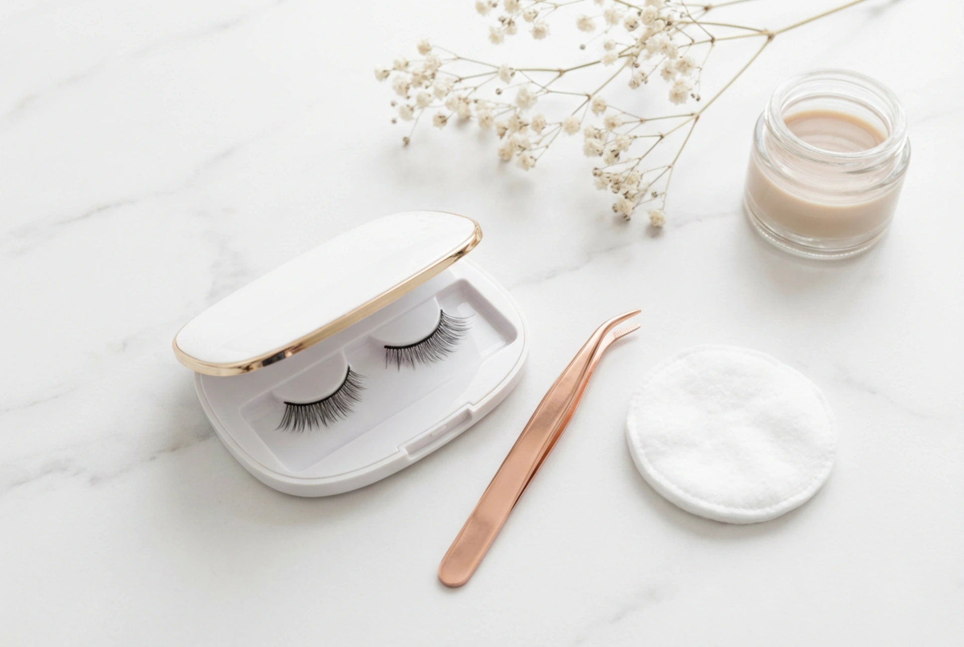 Magnetiska ögonfransar utan eyeliner: applicering, anpassning, skötsel