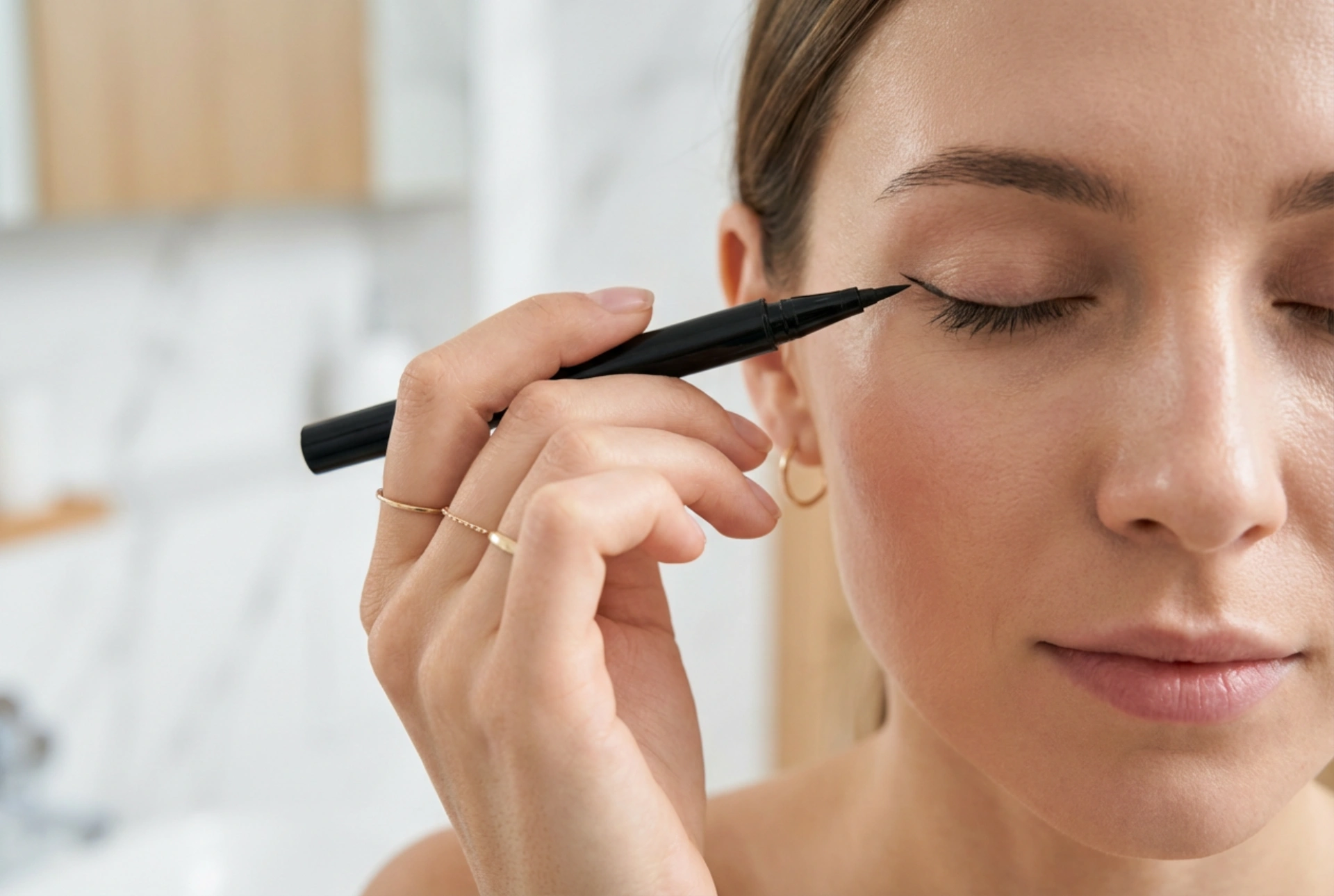 Hur man applicerar eyeliner: grepp, vinklar och finish