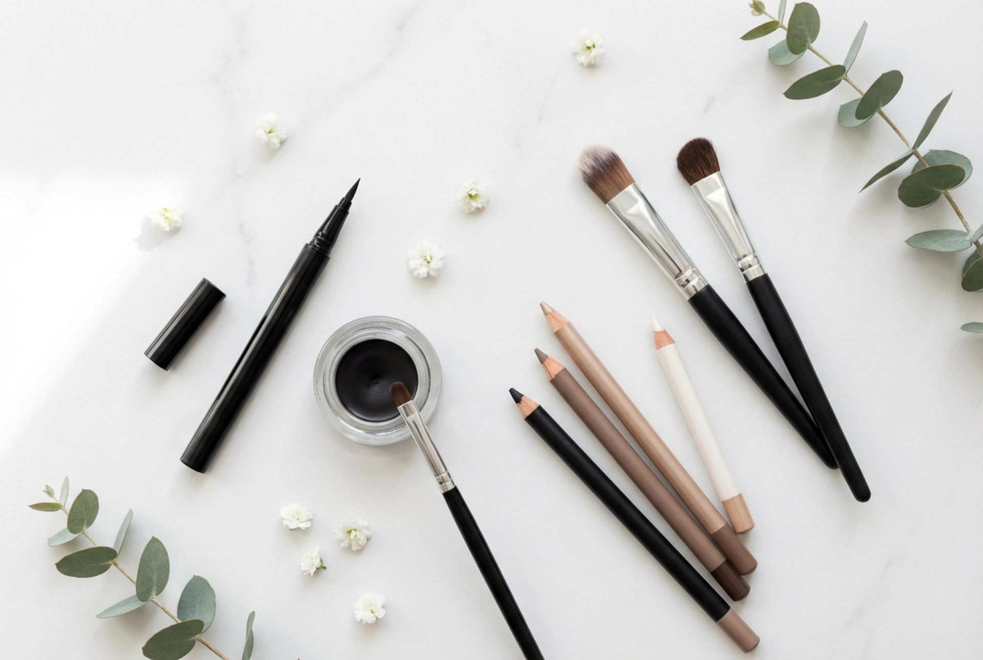 Eyelinerstreck: en praktisk guide till applicering och verktyg