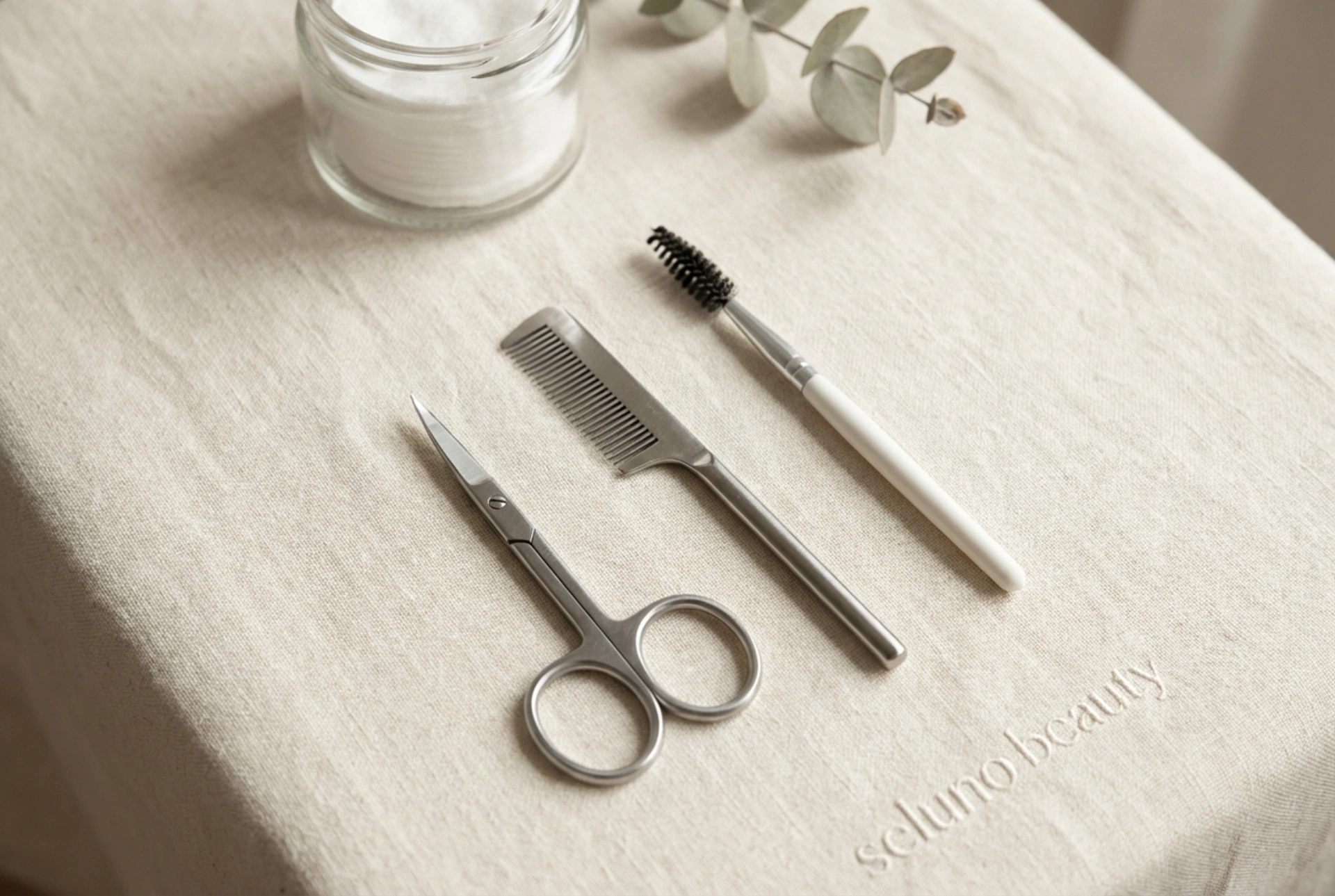 Ögonbrynstrimning: sax, kam och en precis steg-för-steg-teknik