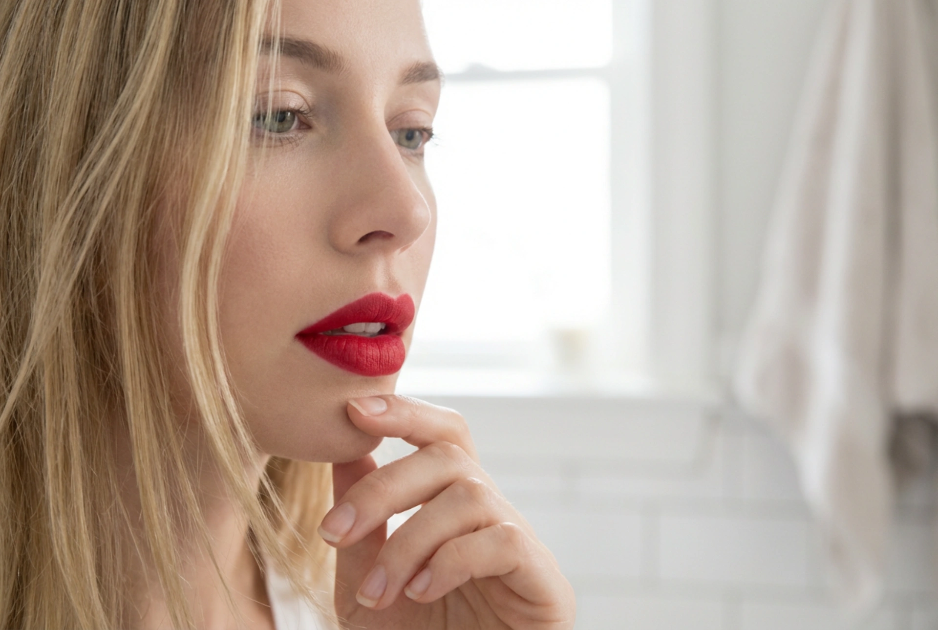 Rött läppstift för blondiner: nyanser, kontrast och lätt ögonmakeup