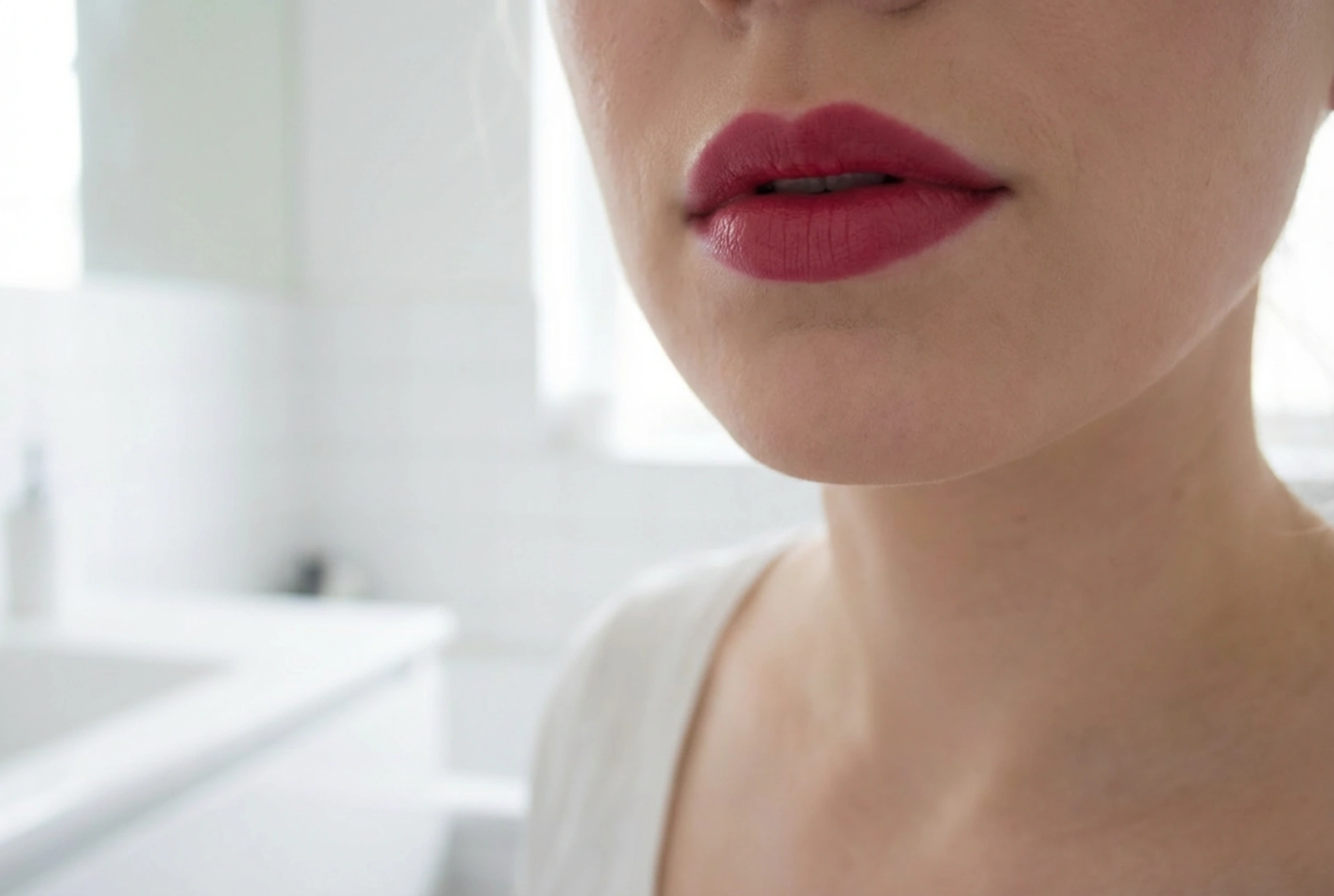 Rött läppstift med blått pigment: kallt rött, vita tänder, hållbarhet