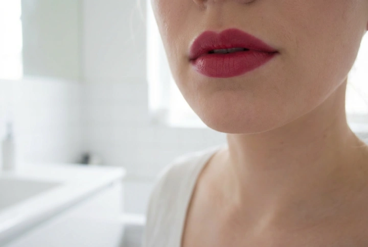 Rött läppstift med blått pigment: kallt rött, vita tänder, hållbarhet