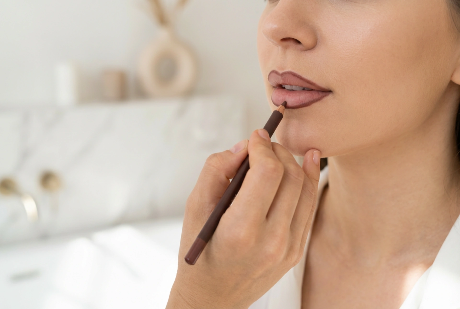 Brun läppenna: forma och skugga för mjuka konturer