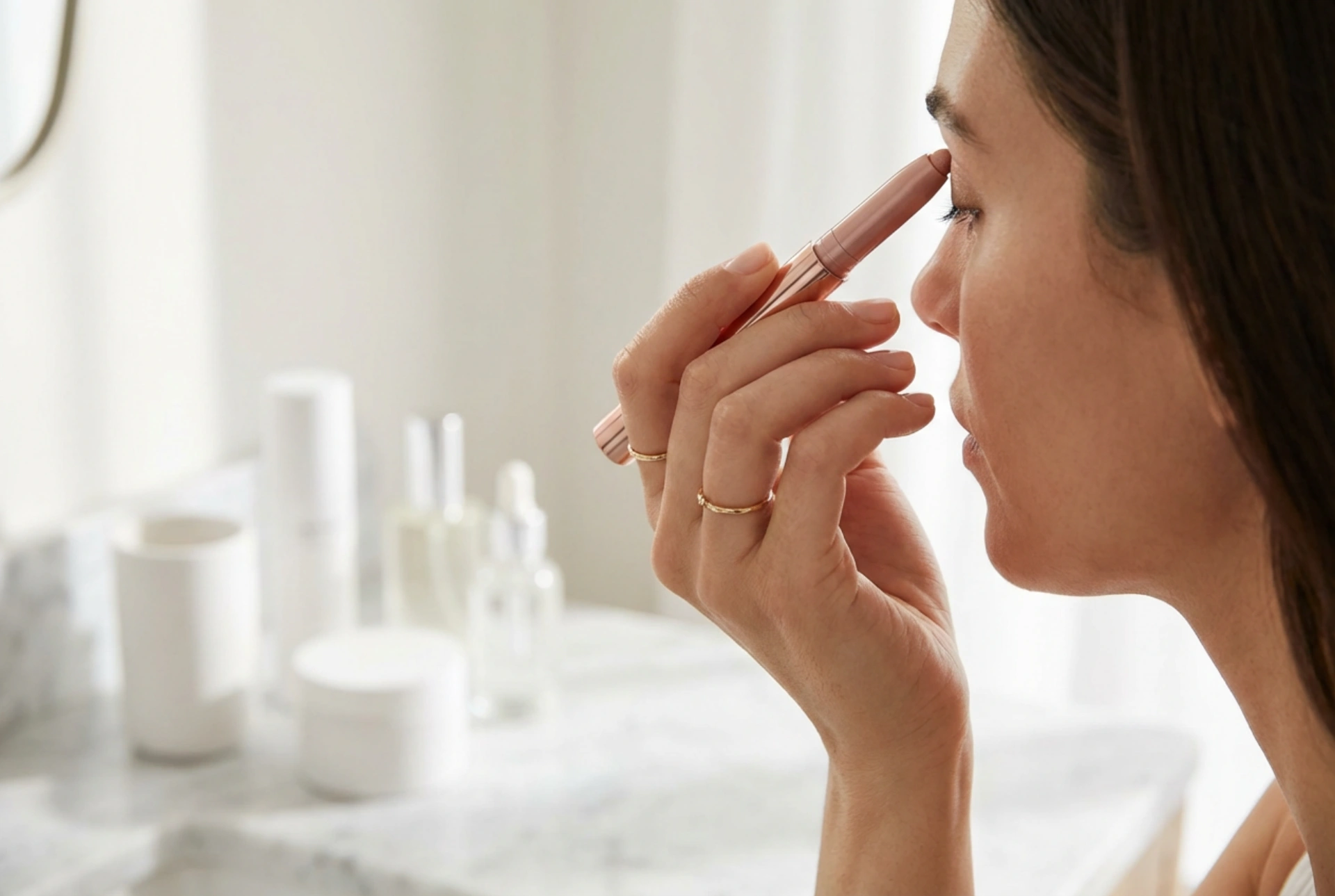 Ögonskugga i stiftform: snabb makeup, blandning och fixering